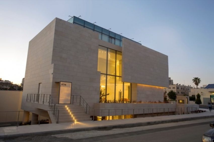 ديوارهاي هوشمند بتنی ، ساخت ديوارهاي بتني شفاف با قابليت تغيير رنگ . بتن شفاف